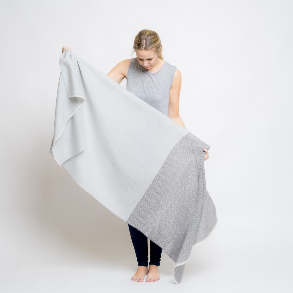 nice merino color block schal // taube - granit