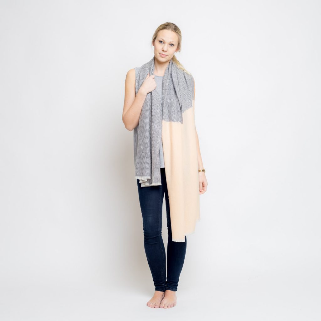 nice merino color block schal // granit - peach