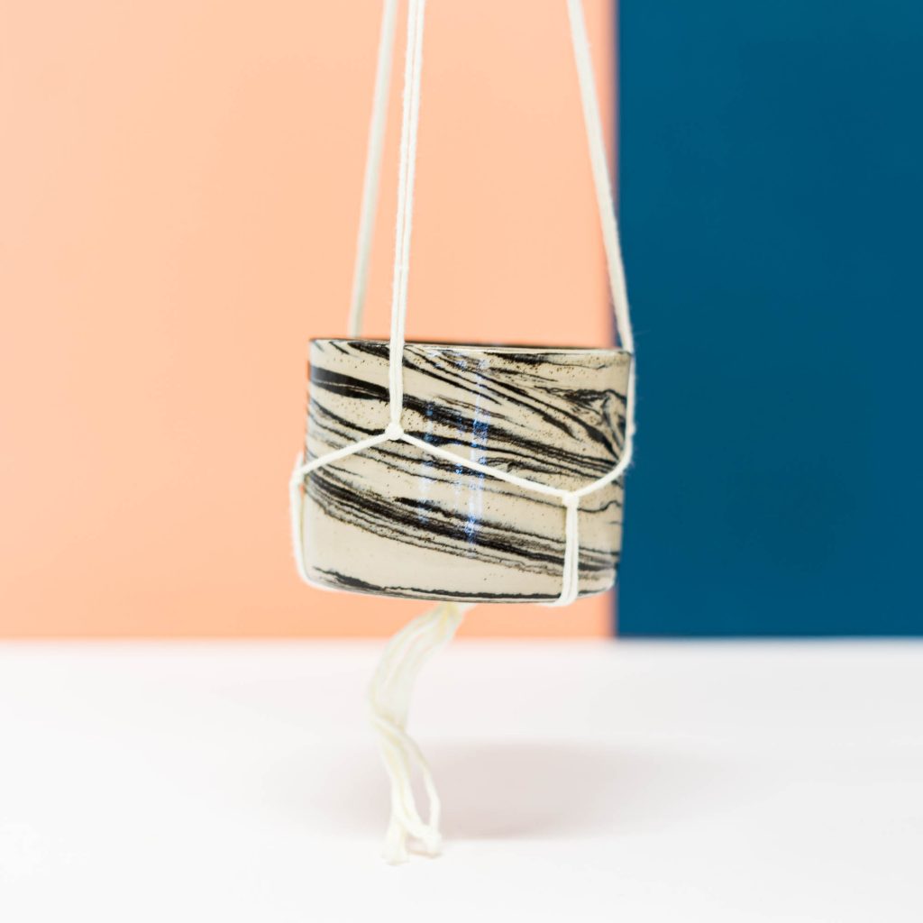 MIN - Hanging Planter - Weiß und schwarz marmoriert