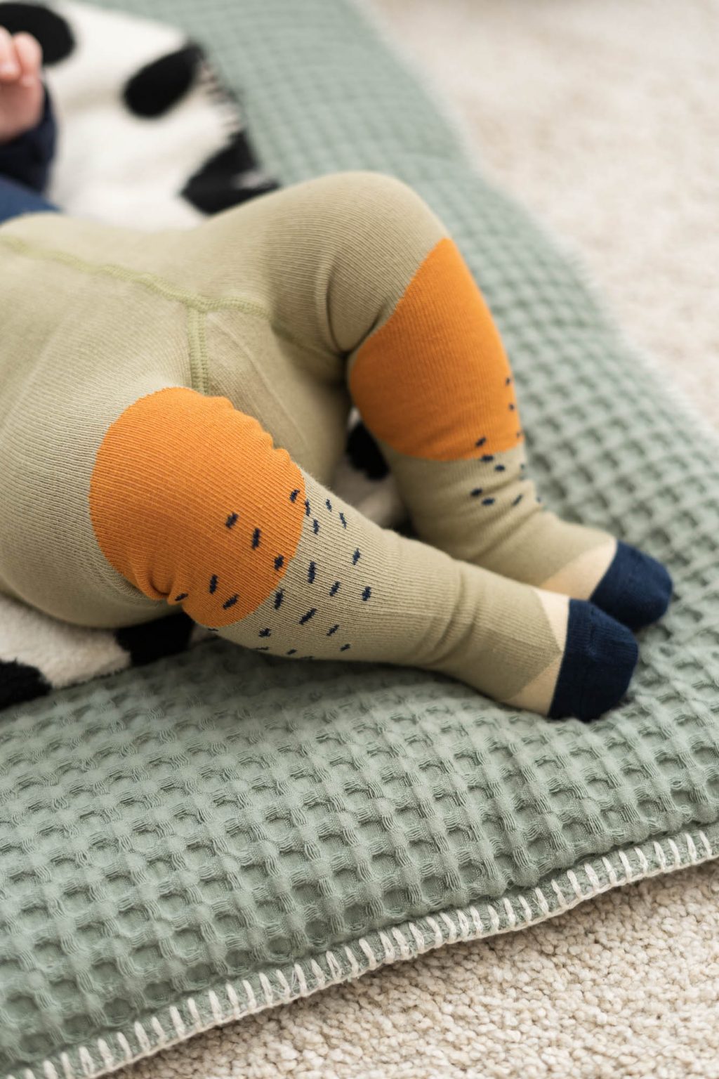 Babystrumpfhose shapes green