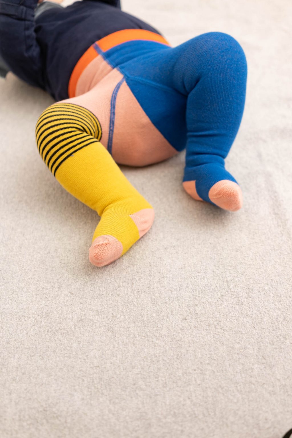 Babystrumpfhose halb/halb yellow