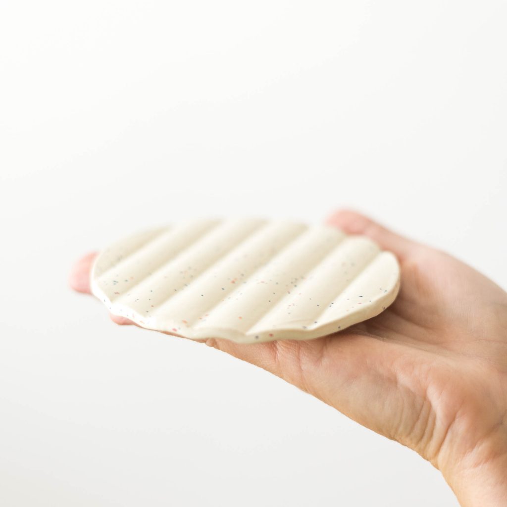 Seifenschale wave round blob | confetti white