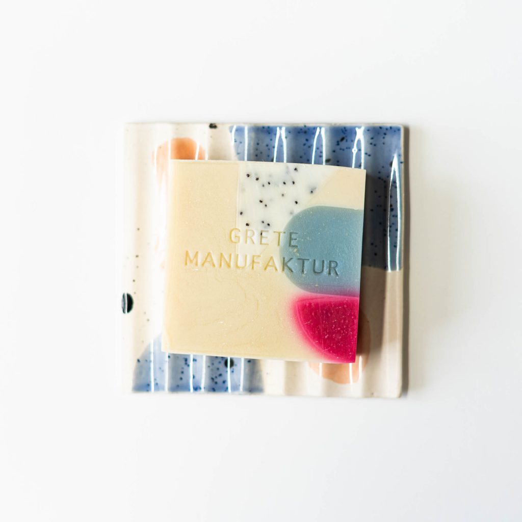 Grete Manufaktur - SEIFE CONSTANZE - LAVENDEL & THYMIAN - Punkte Blau Pink