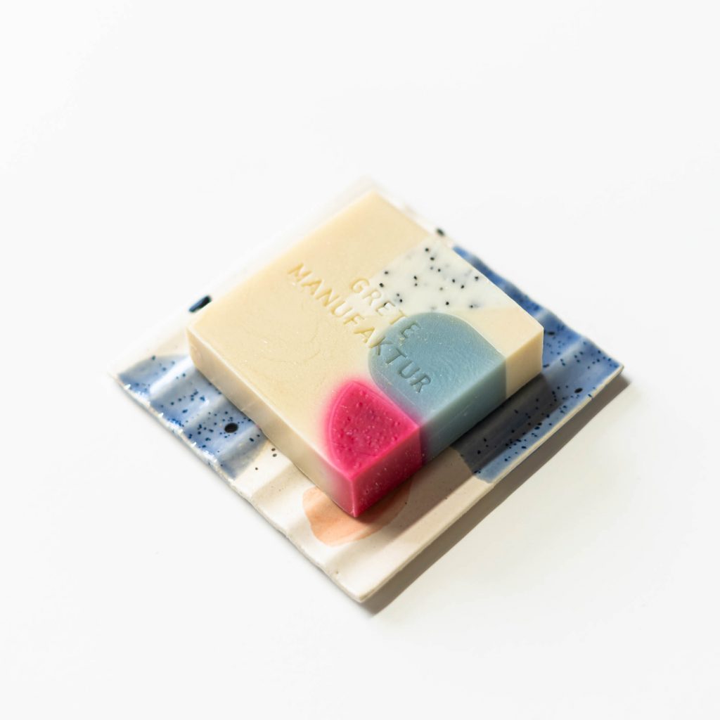Grete Manufaktur - SEIFE CONSTANZE - LAVENDEL & THYMIAN - Punkte Blau Pink