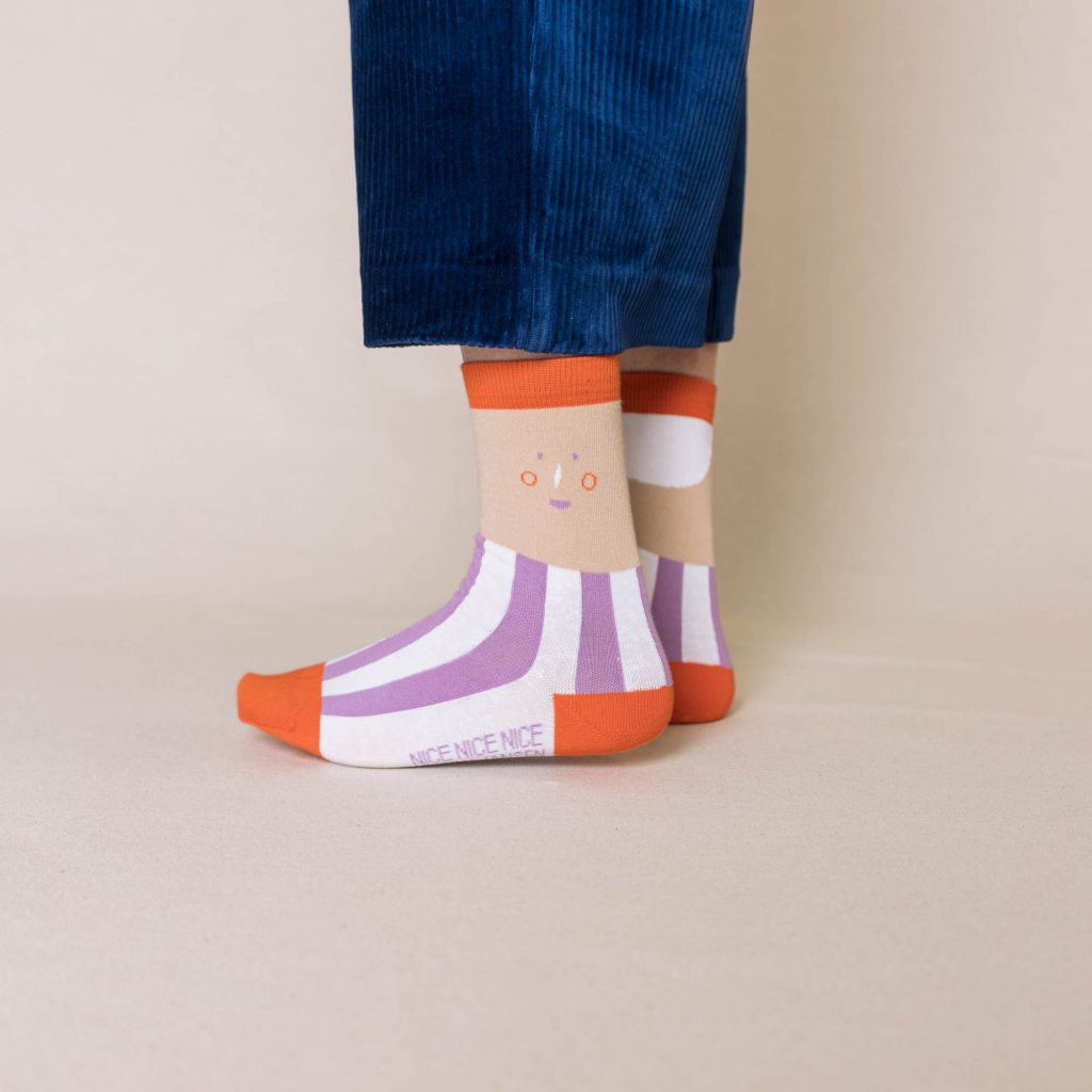 nice socks ARTIST edition - Anna Katharina Jansen lila
