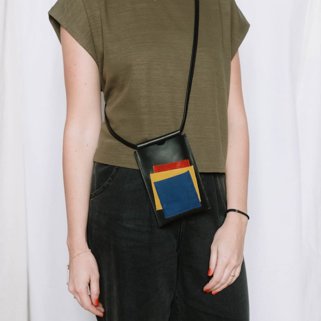Kvinna x nicenicenice | Handytasche - phone case | black - rot-blau-gelb