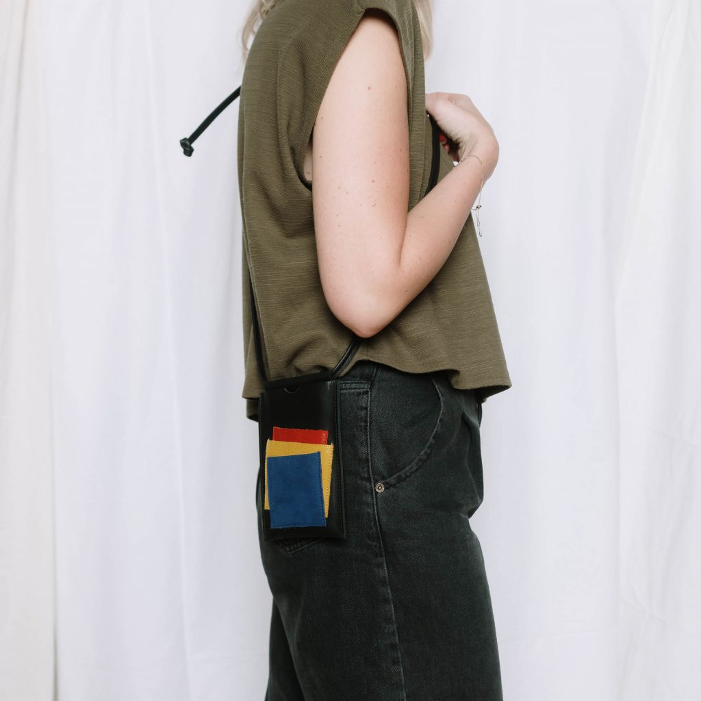 Kvinna x nicenicenice | Handytasche - phone case | black - rot-blau-gelb