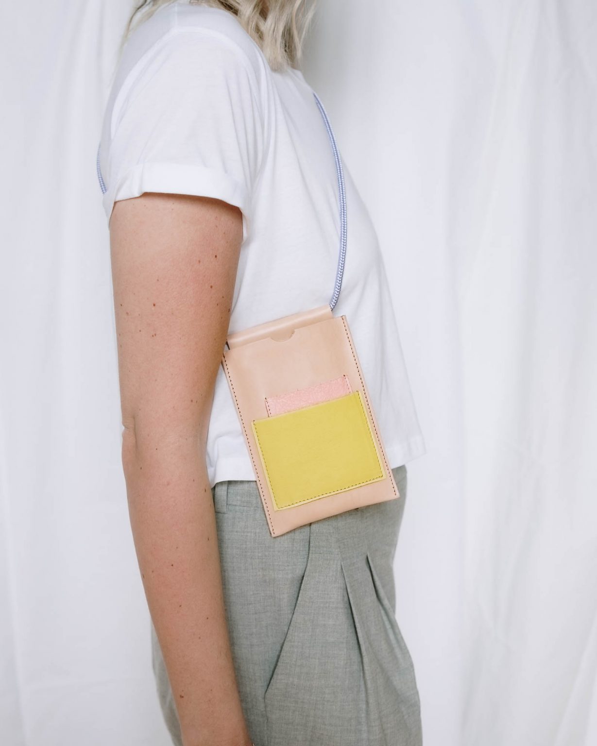 Kvinna x nicenicenice | Handytasche - phone case | nude - yellow