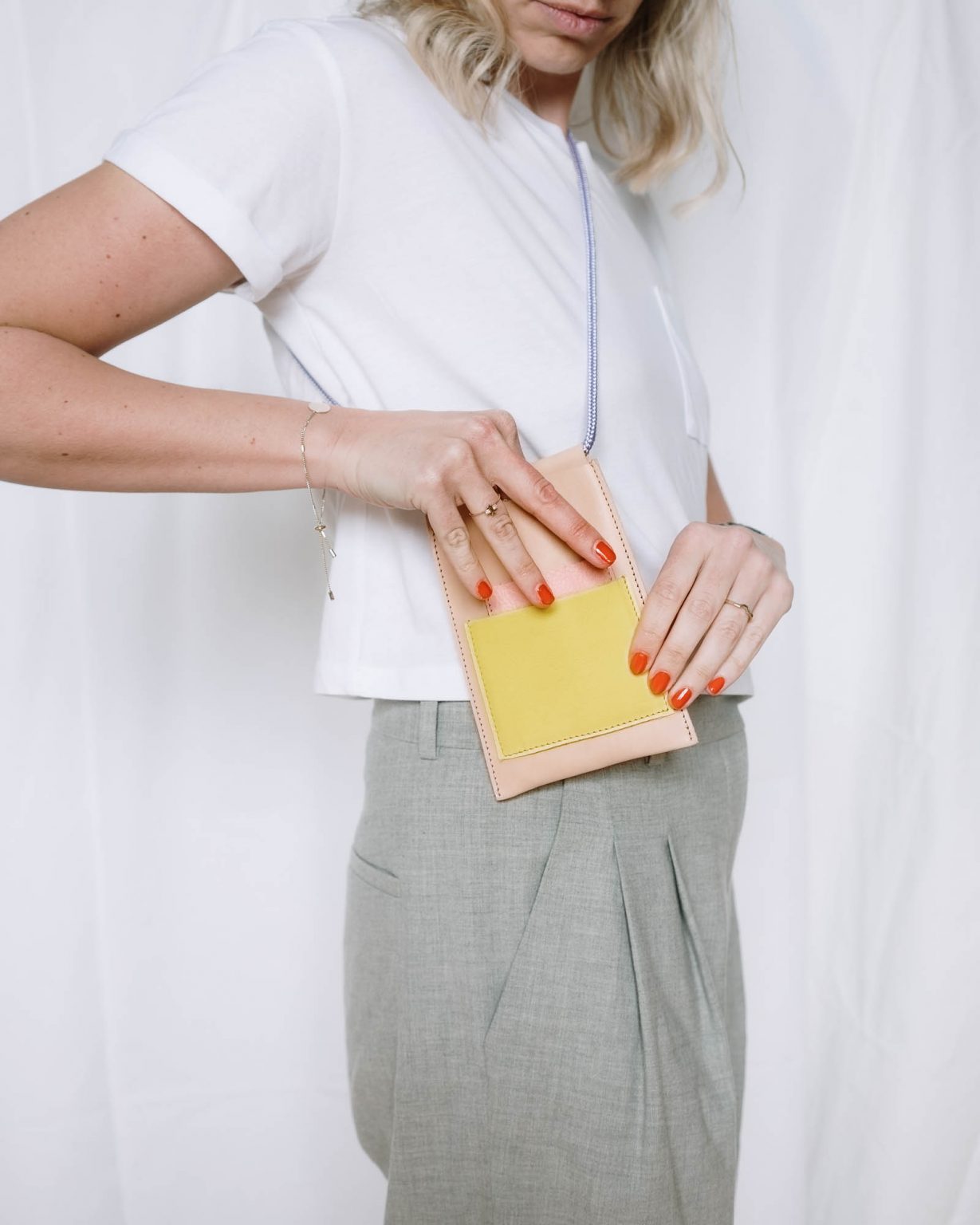 Kvinna x nicenicenice | Handytasche - phone case | nude - yellow