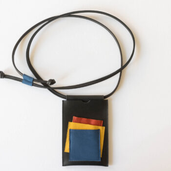 Kvinna x nicenicenice | Handytasche - phone case | black - rot-blau-gelb