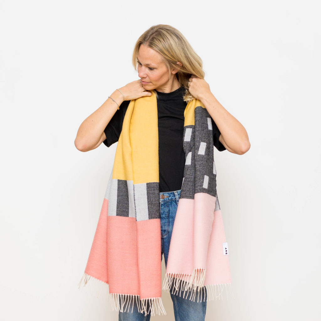 nice Merino Schal PLAY - freckles yellow pink