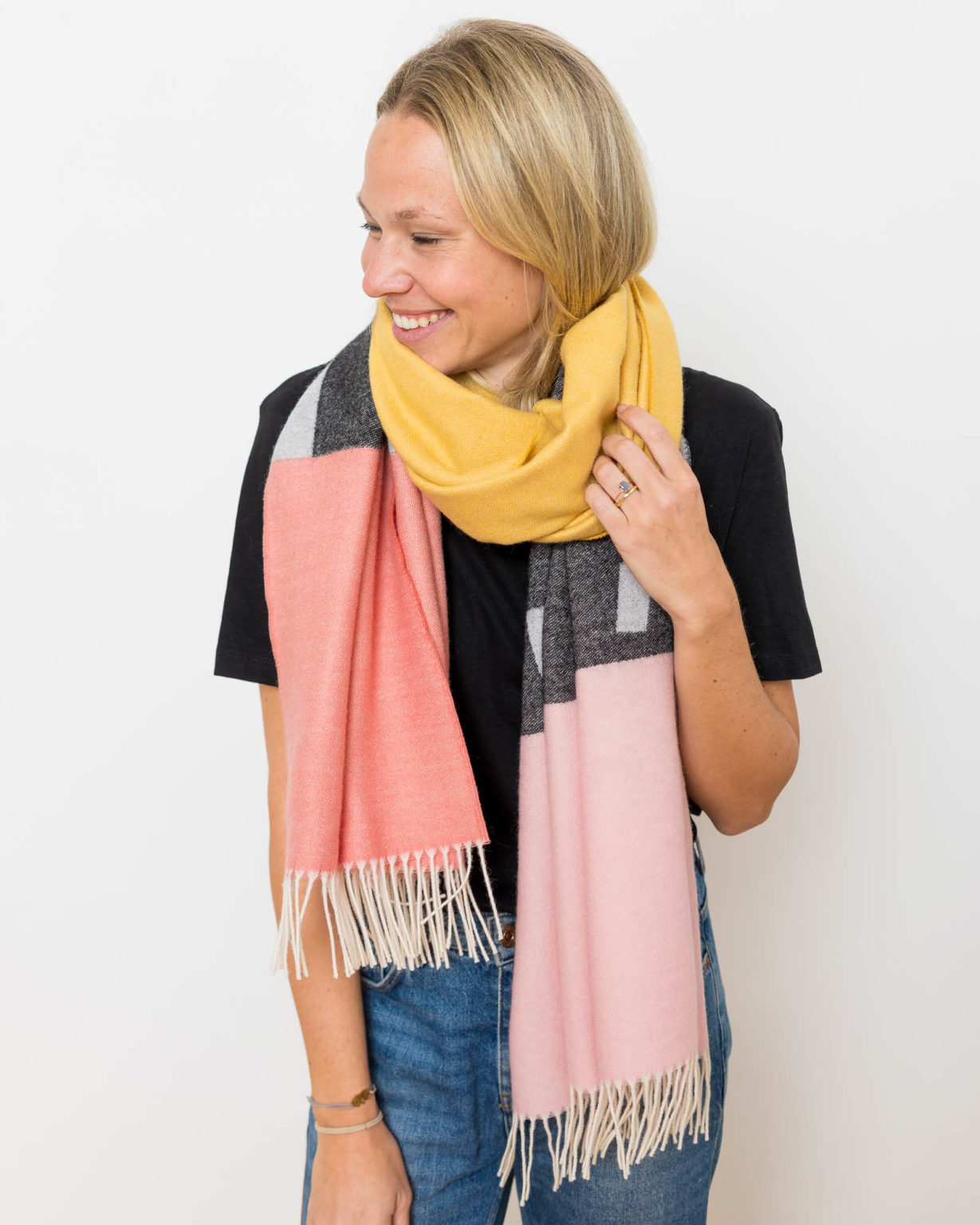 nice Merino Schal PLAY - freckles yellow pink