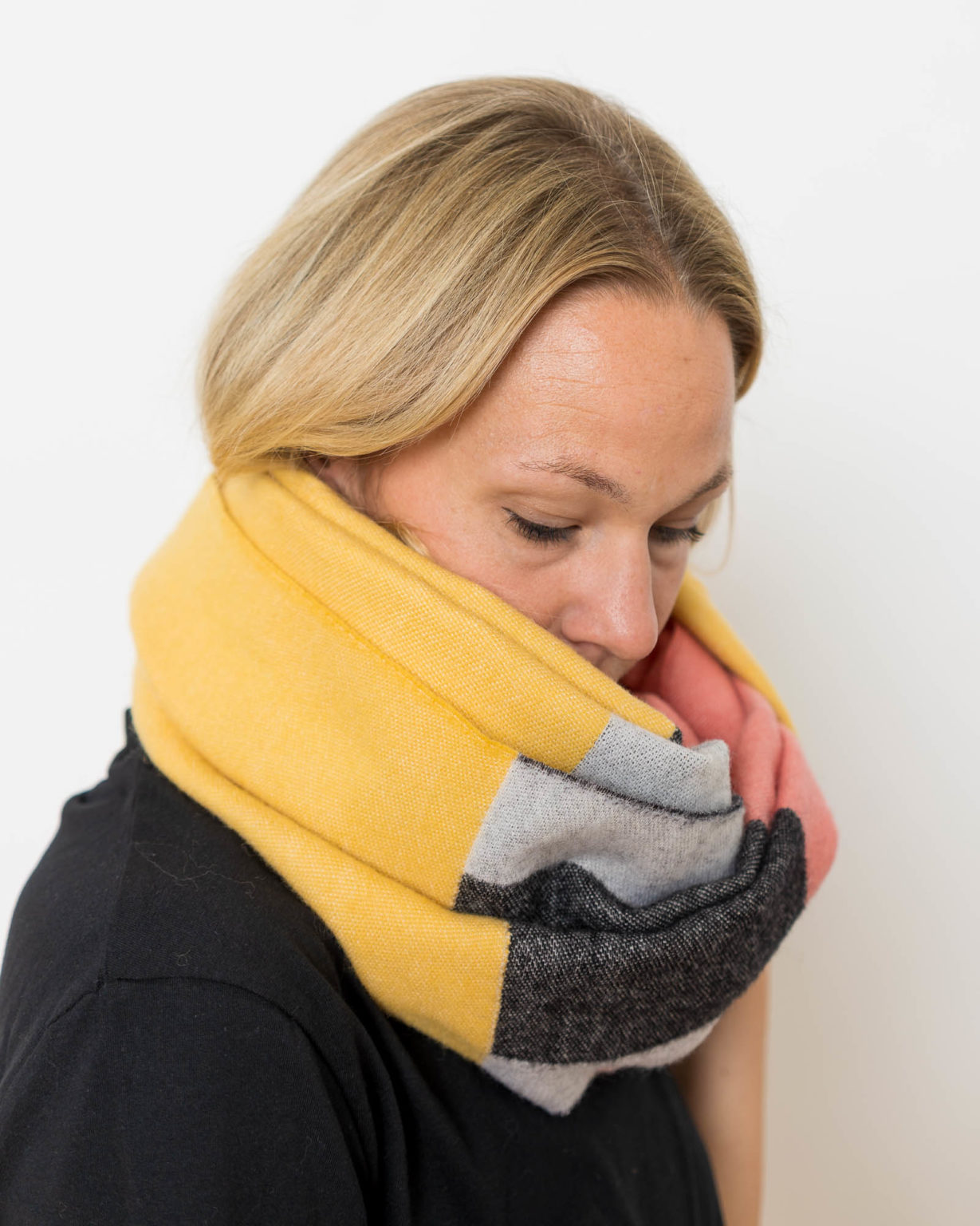 nice Merino Schal PLAY - freckles yellow pink