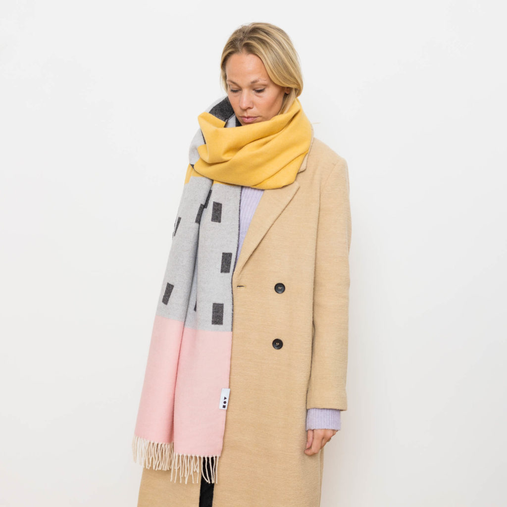 nice Merino Schal PLAY - freckles yellow pink