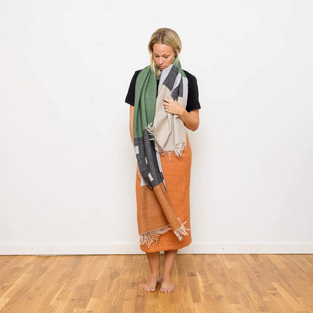nice Merino Schal PLAY - freckles green rust