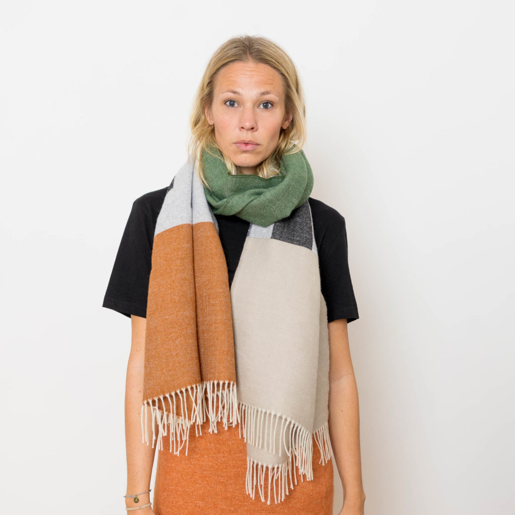 nice Merino Schal PLAY - freckles green rust