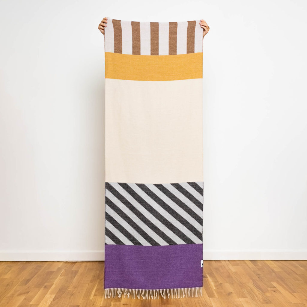 nice Merino Schal PLAY - diagonal purple greige