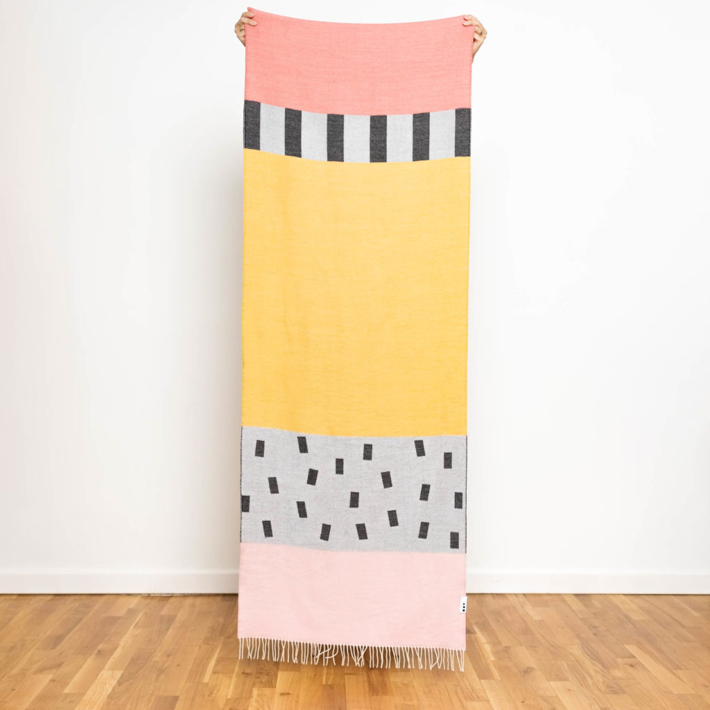 nice Merino Schal PLAY - freckles yellow pink