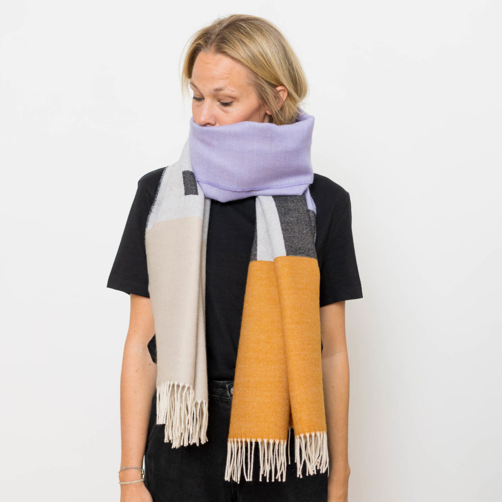 nice Merino Schal PLAY - freckles lilac mustard