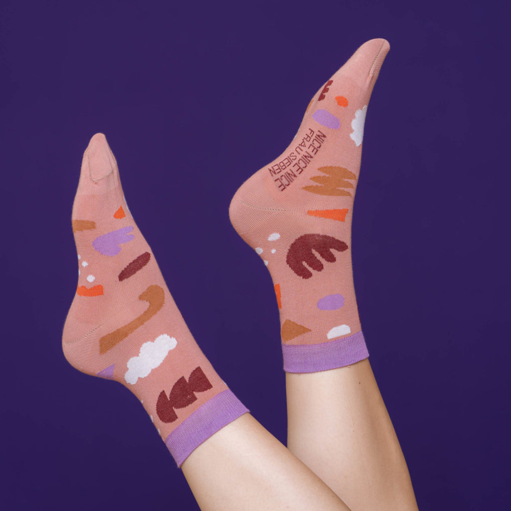 nice socks ARTIST edition - Frau Sieben rose