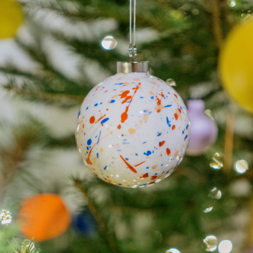 Weihnachtskugel Sprenkel rot blau rosa