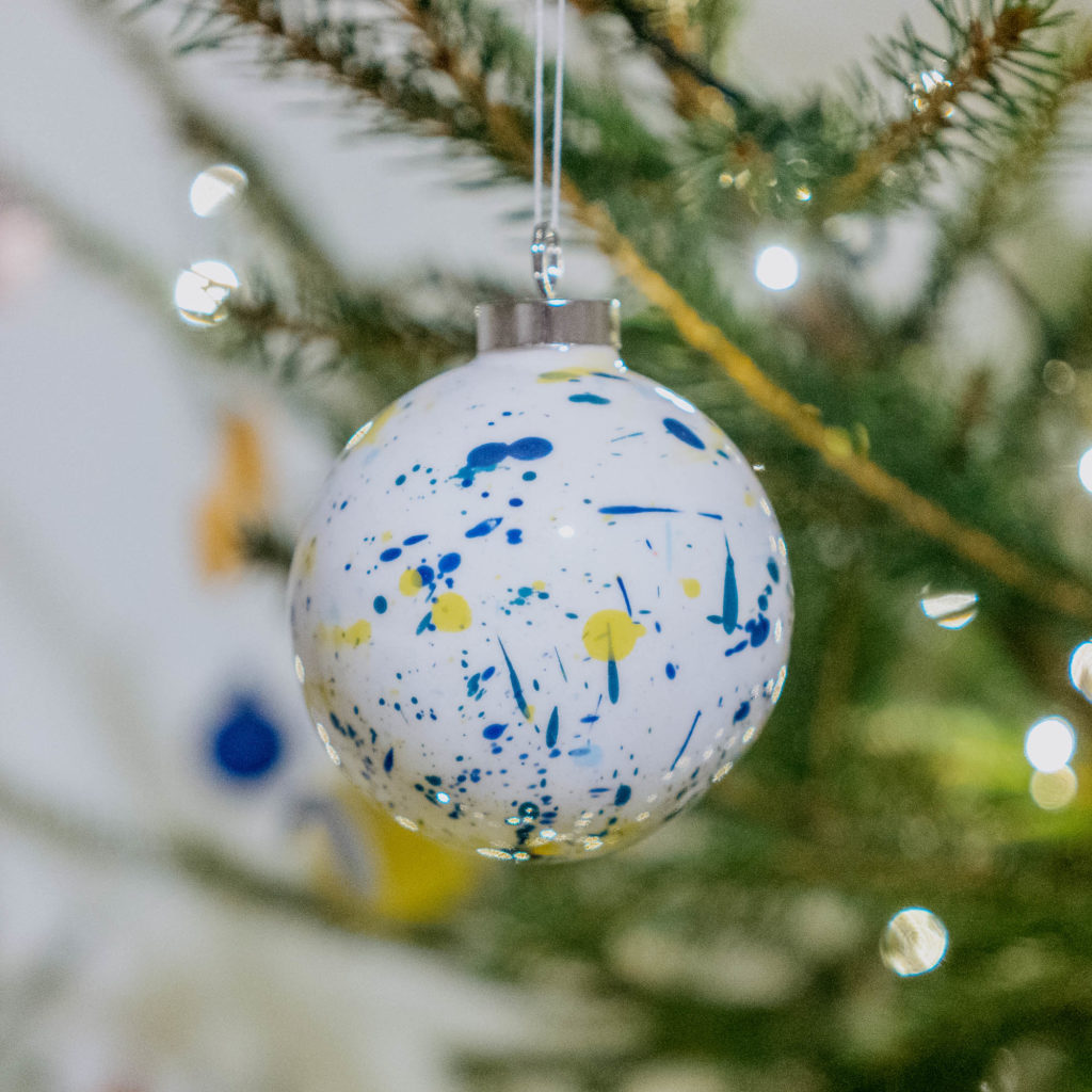 Weihnachtskugel Sprenkel grün gelb