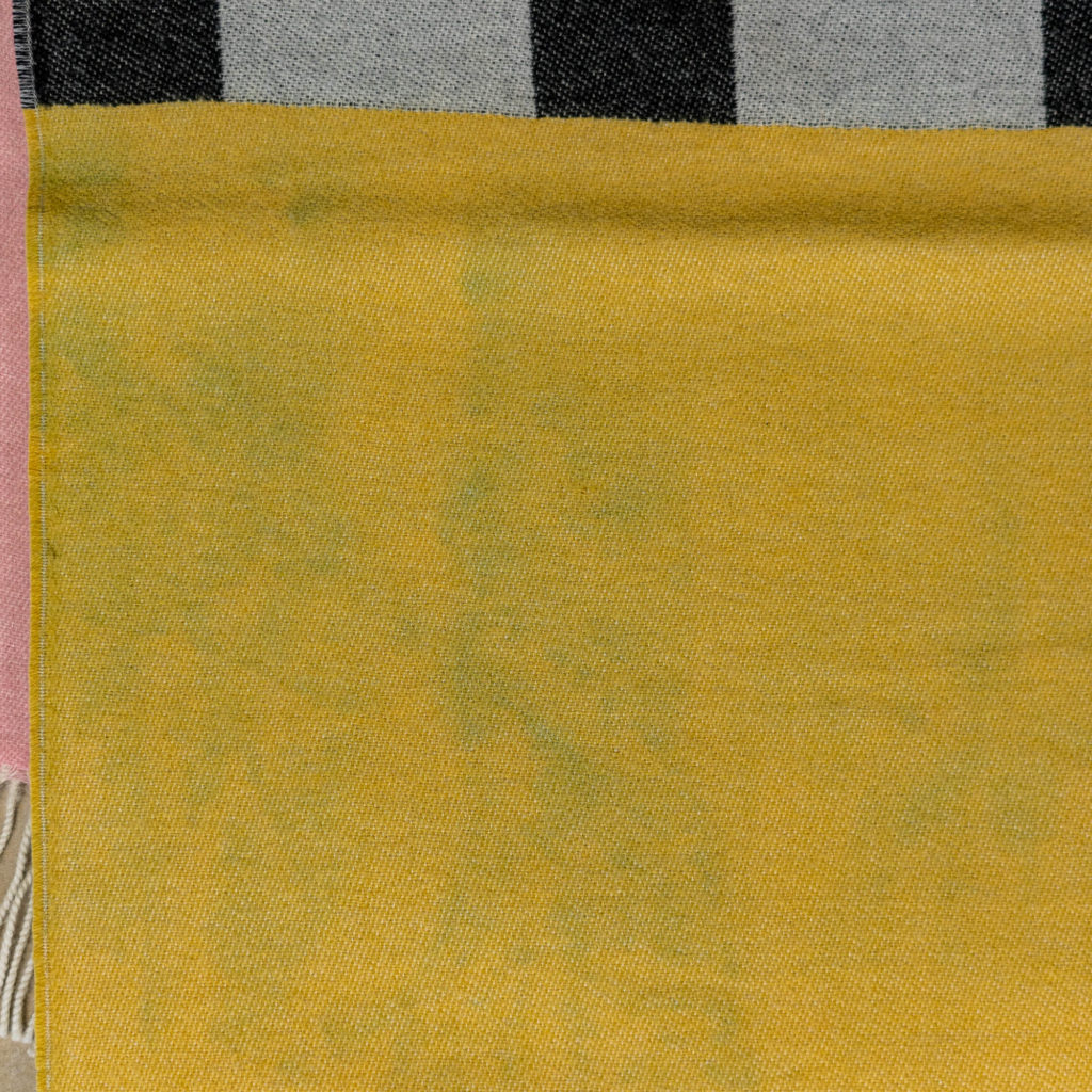 B-Ware - nice Merino Schal PLAY - freckles yellow pink